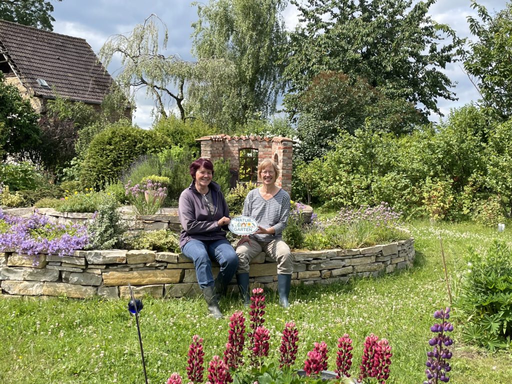 Bildunterschrift: (v. l.) Sofia und Dorothee Hoberg mit der Plakette